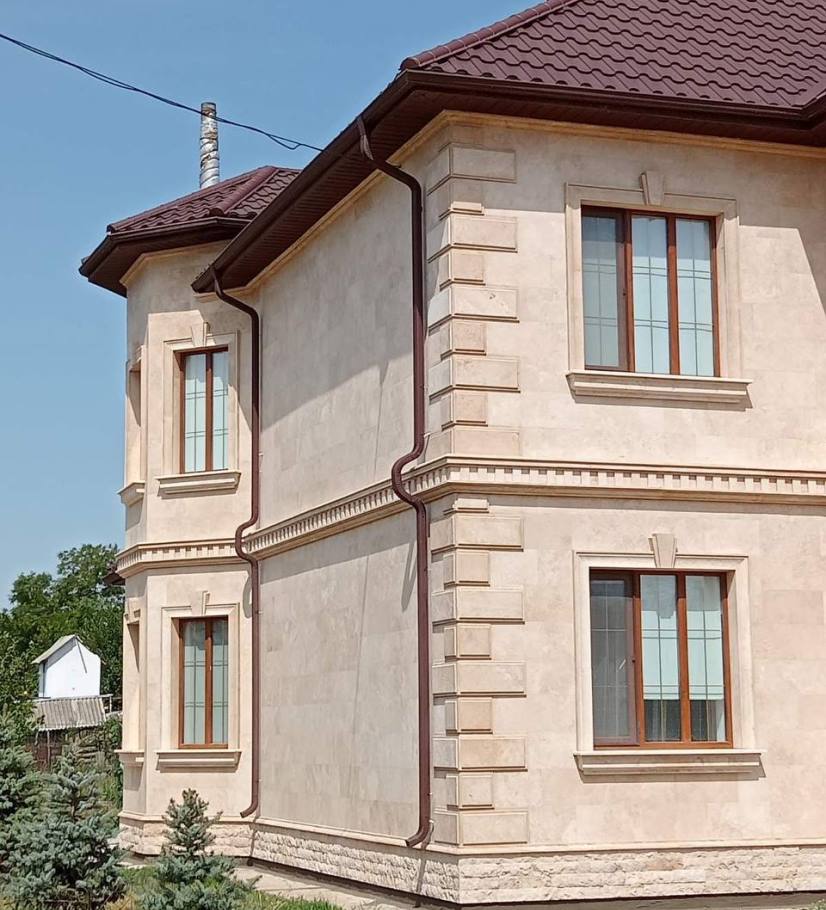 Оздоблення фасаду приватного будинку натуральним травертином
