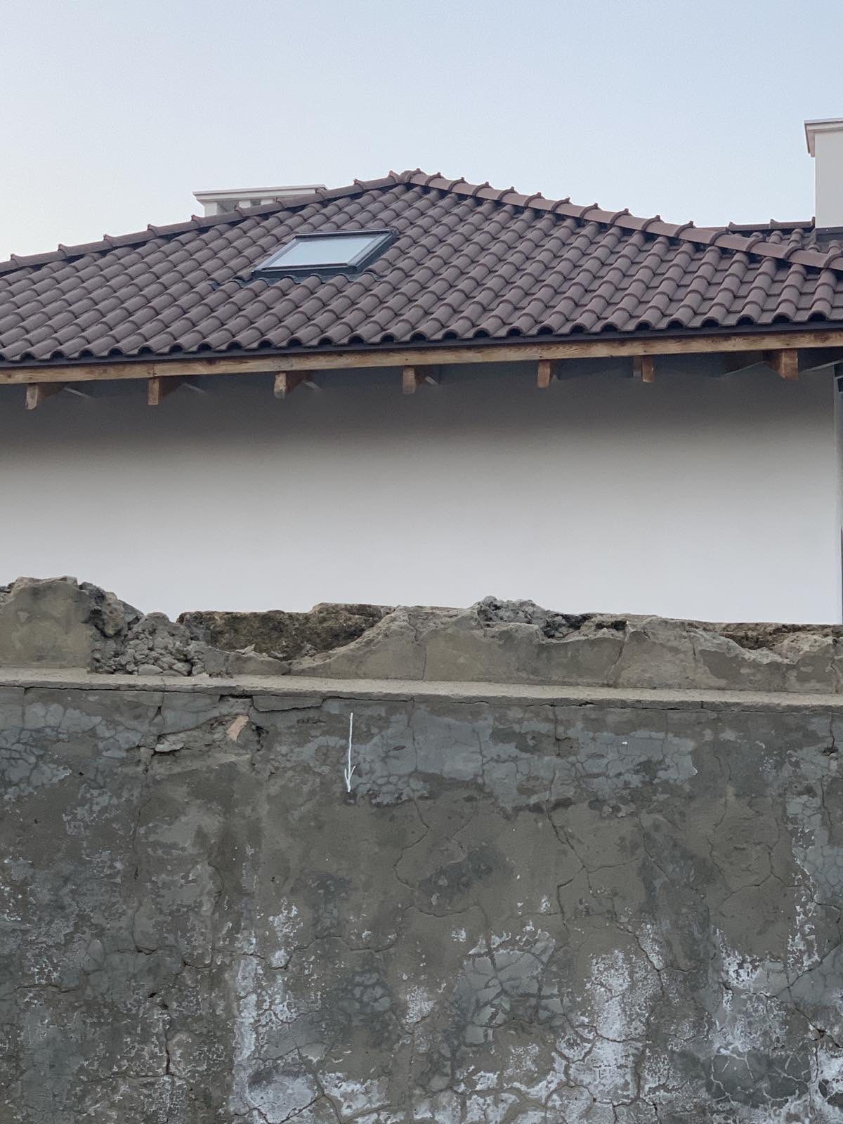 Коричнева керамічна черепиця Umbelino TILE Mediterranean на готовій покрівлі з видом на фасад