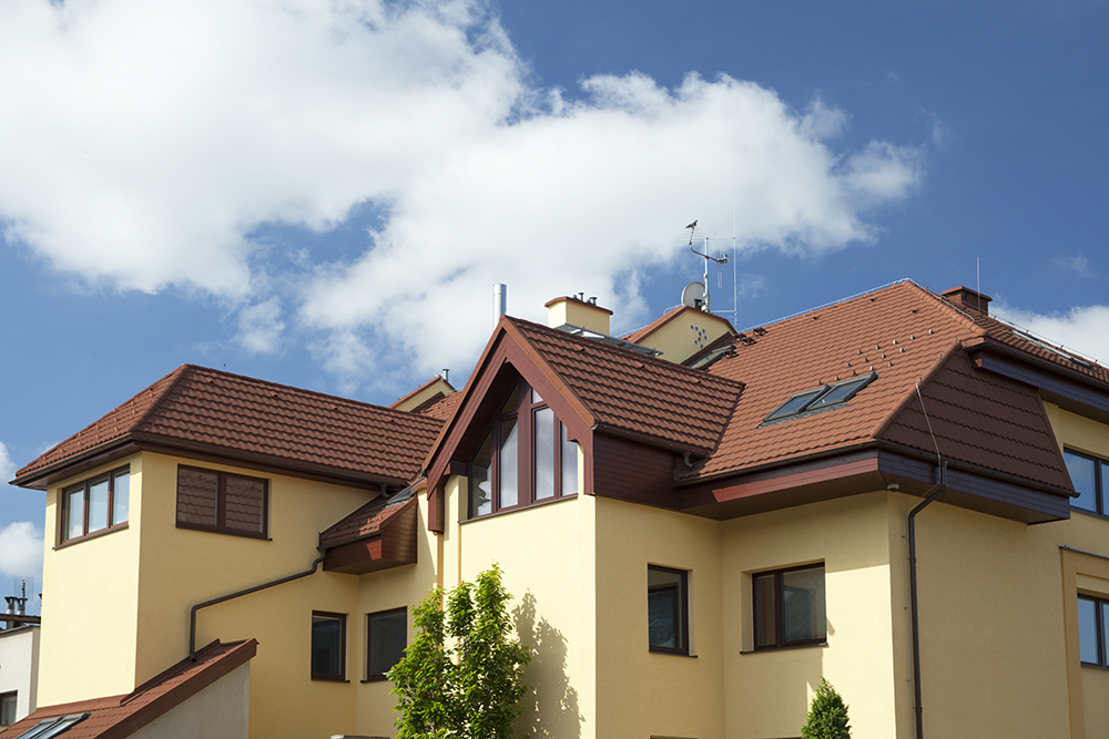 Композитная черепица Evertile Classic Brown Chestnut на кровле современного дома