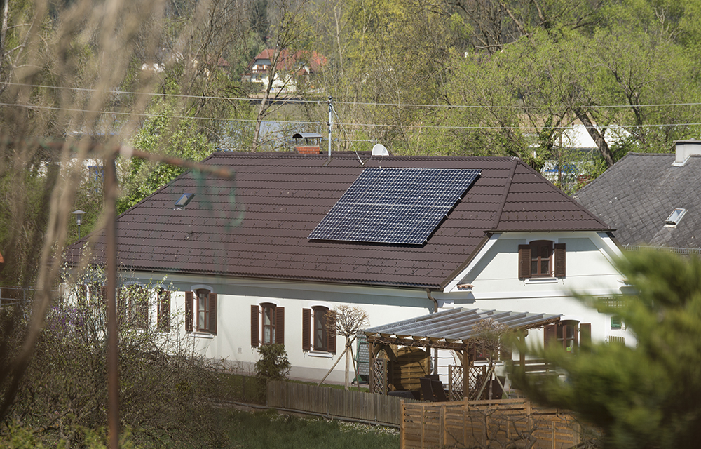Коричневая композитная черепица Evertile Classic Brown Ebony на кровле дома