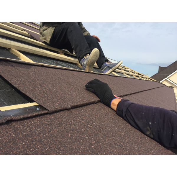 Крупний план текстури композитної черепиці Metrotile I-Panel Bister Brown