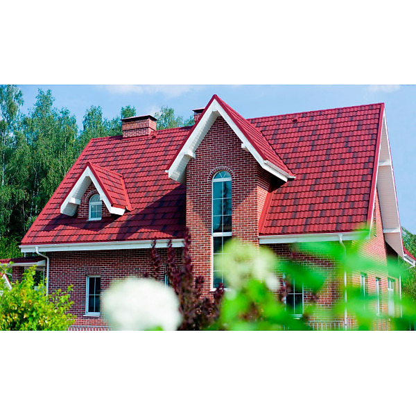 Кровля из композитной черепицы Metrotile Bond Antique Red Фрагмент кровли из композитной черепицы Metrotile Bond Antique Red на фоне неба