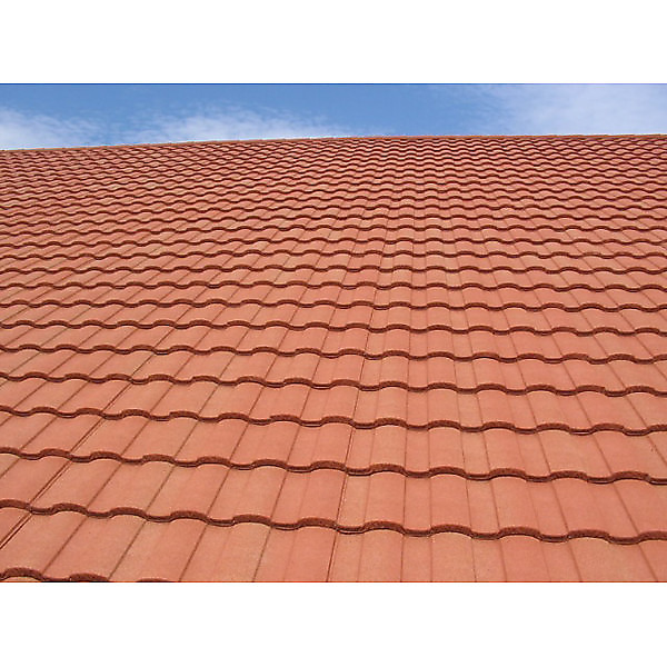 Текстура композитної черепиці Metrotile Roman Terracotta Великий план листа композитної черепиці Metrotile Roman Terracotta з матовою поверхнею