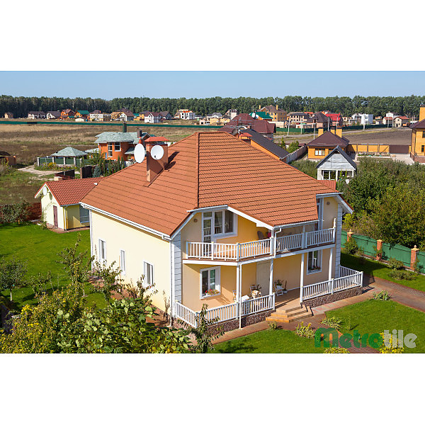 Композитная черепица Metrotile Bond Terracotta на крыше частного дома Кровля из композитной черепицы Metrotile Bond Terracotta в оранжевом цвете с матовой поверхностью на современном здании