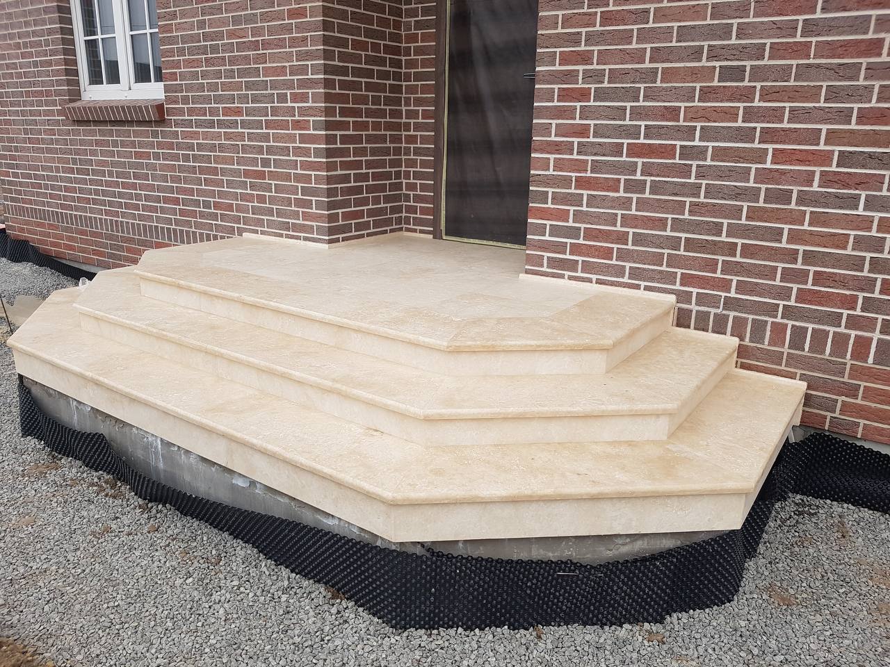 Фрагмент ступени Travertine NT с выраженными порами и волнообразным рисунком