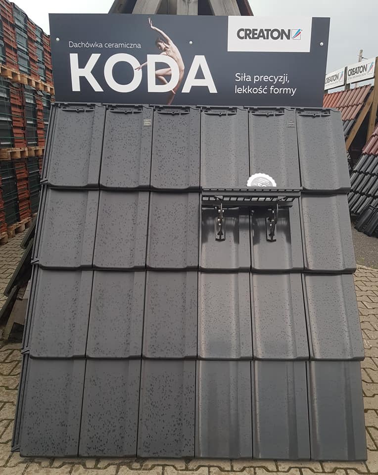 Фрагмент кровли из керамической черепицы Creaton Koda антрацит крупным планом