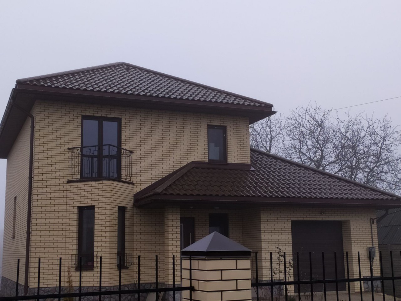 Елегантна покрівля з Monier Milan у теплих тонах Коричнева керамічна черепиця Monier Milan на даху будинку в середземноморському стилі