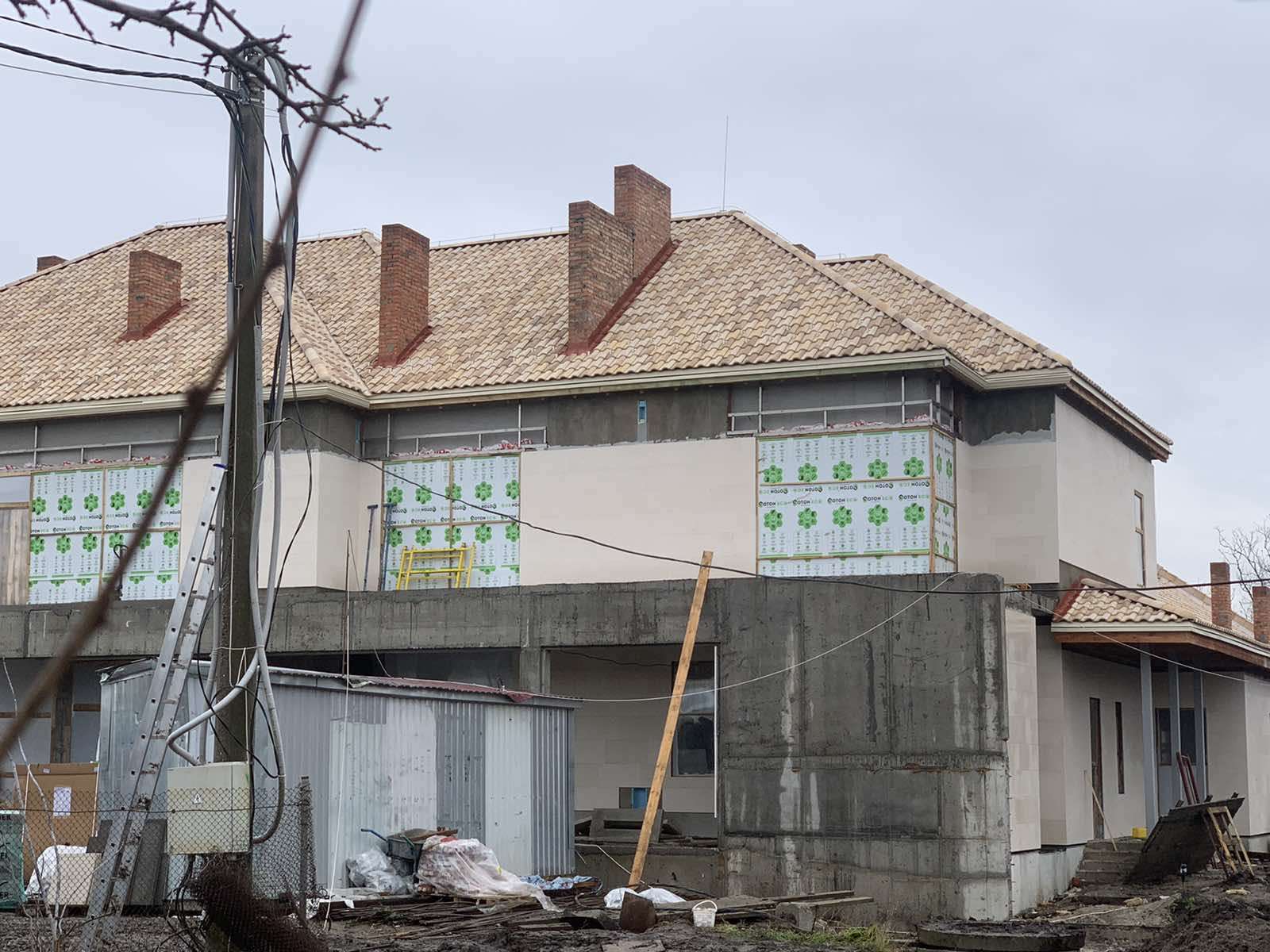 Елегантний вигляд покрівельного покриття Monier Milan з ангобом Керамічна черепиця Monier Milan біла з патиною на даху будинку в середземноморському стилі