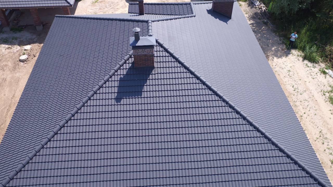 Текстура та відтінок графітової черепиці Creaton Goteborg Великий план цементно-піщаної черепиці Creaton Goteborg графіт