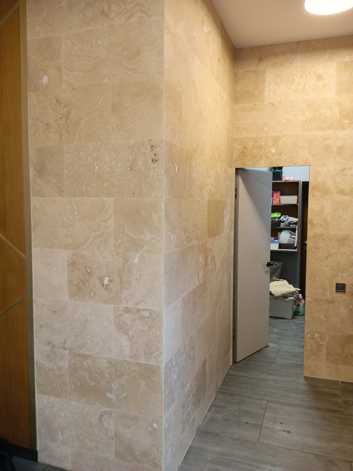 Текстура натурального камня Travertine NT для фасадов и интерьеров Крупный план бежевой плитки Classic Filled&Honed с выразительными прожилками