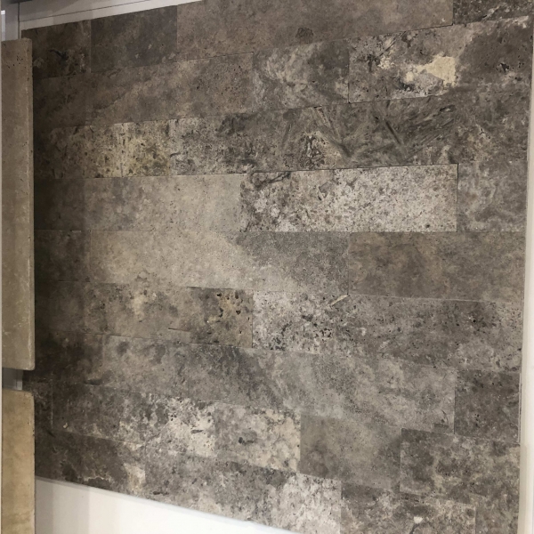 Текстура серебряного травертина Silver Brushed 10 FL Крупный план травертина Silver Brushed 10 FL с пористой текстурой