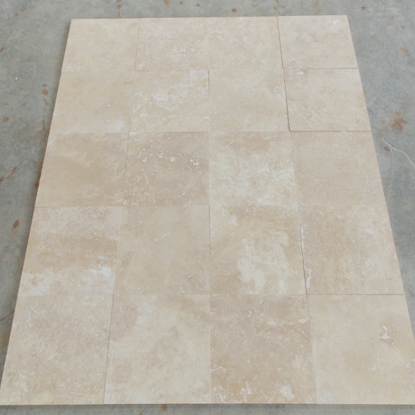 Детальное изображение текстуры натурального камня Travertine NT Крупный план плитки Extra Light Filled&Honed 1,2*40,6*40,6 см с извилистыми прожилками
