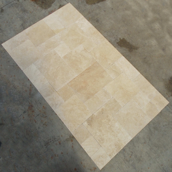 Натуральный камень Travertine NT в дизайне интерьера Фрагмент стены из травертина Light Tumbled Premium в интерьере