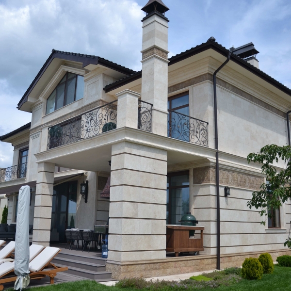 Натуральний камінь Travertine NT Light Brushed Ivory з обробкою щітками Вид травертину Light Brushed Ivory великим планом з вираженою пористою текстурою