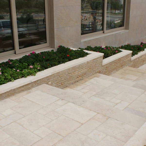 Декоративный облицовочный камень Travertine NT в современном дизайне Фотография плитки травертина Light Tumbled в интерьере